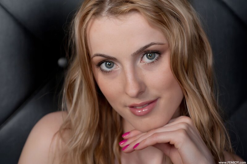 woman with blue eyes and blonde hair
