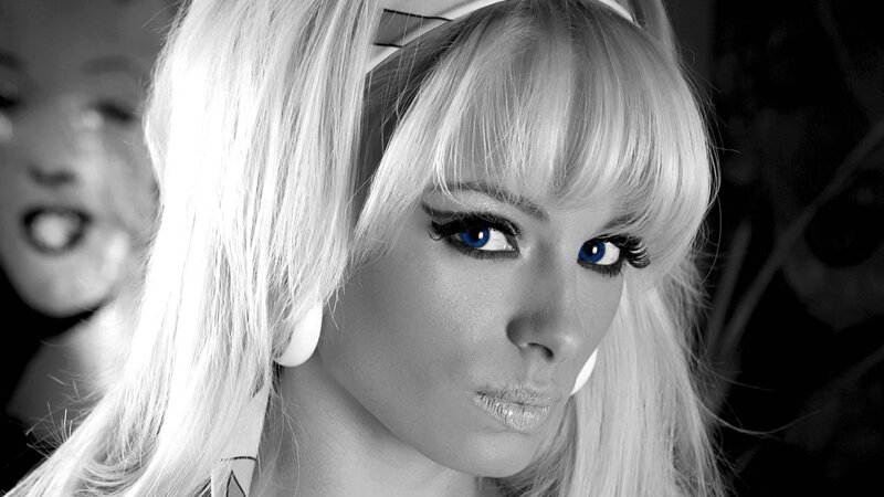 woman with blue eyes and blonde hair