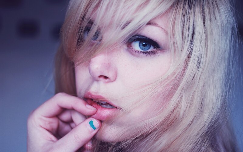 woman with blue eyes and blonde hair