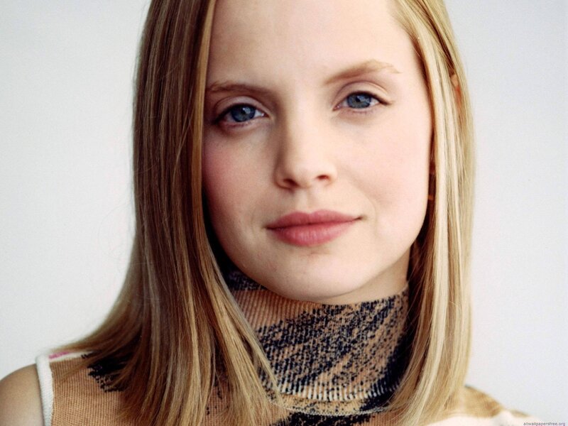 woman with blue eyes and blonde hair