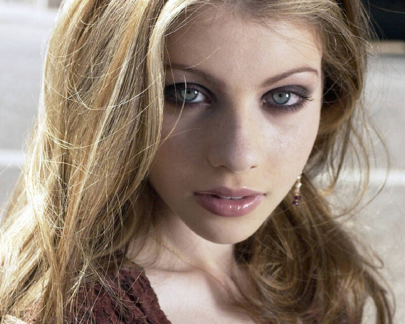 woman with blue eyes and blonde hair