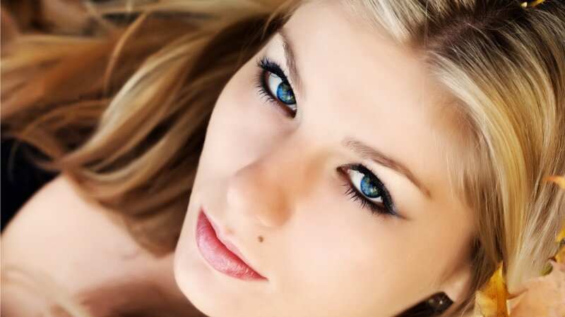 woman with blue eyes and blonde hair