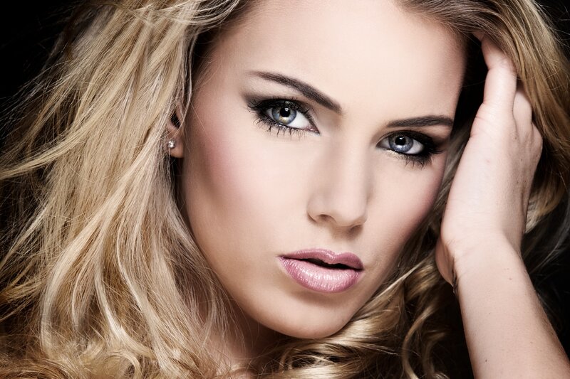 woman with blue eyes and blonde hair