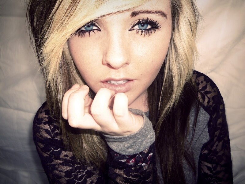 woman with blue eyes and blonde hair