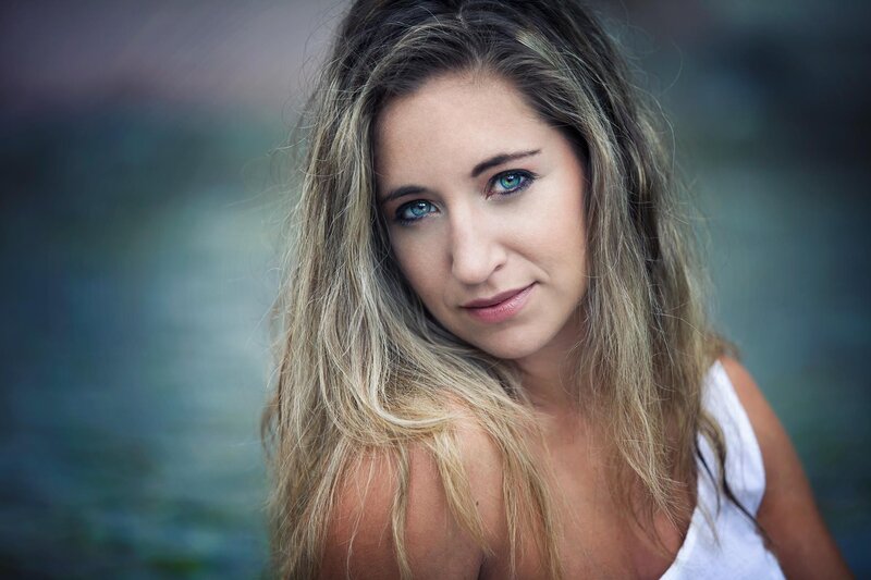 woman with blue eyes and blonde hair