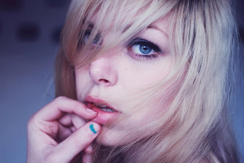 woman with blue eyes and blonde hair