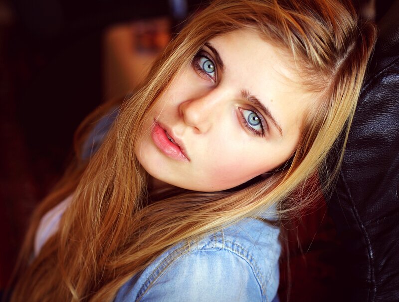 woman with blue eyes and blonde hair