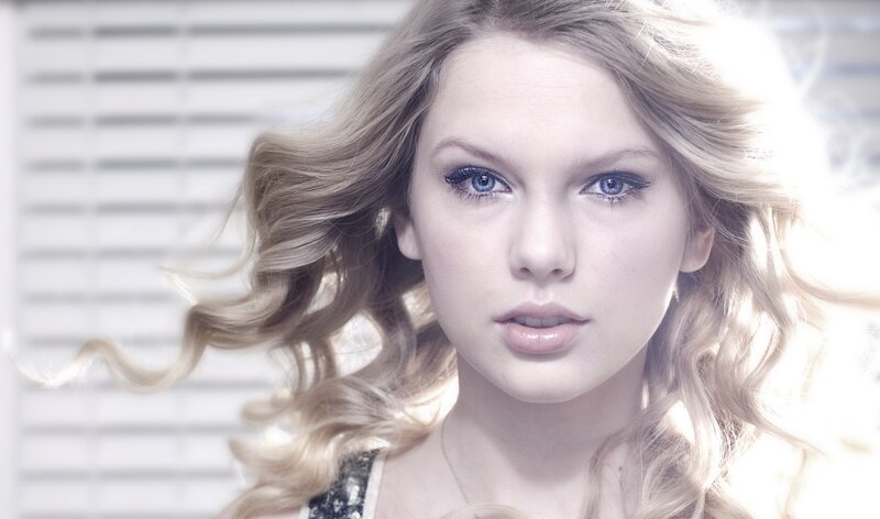 woman with blue eyes and blonde hair