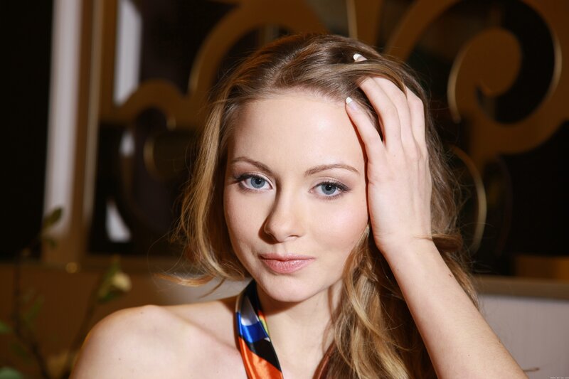 woman with blue eyes and blonde hair