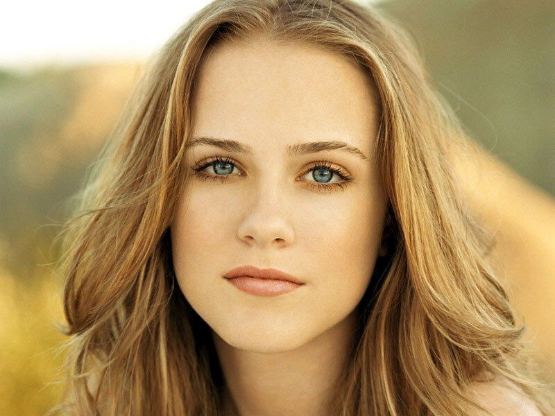 woman with blue eyes and blonde hair