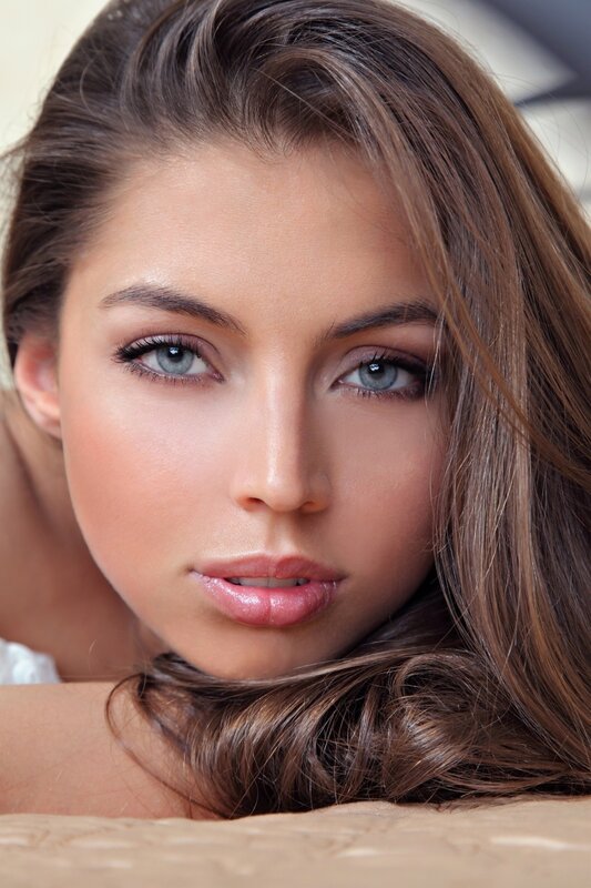 woman with blue eyes and brown hair