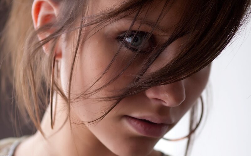 woman with blue eyes and brown hair