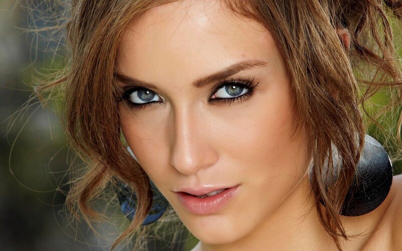 woman with blue eyes and brown hair