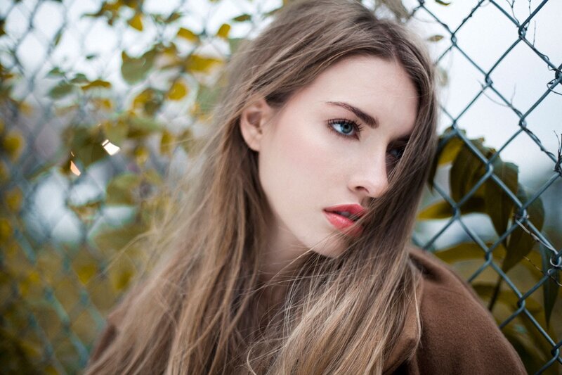 woman with blue eyes and brown hair