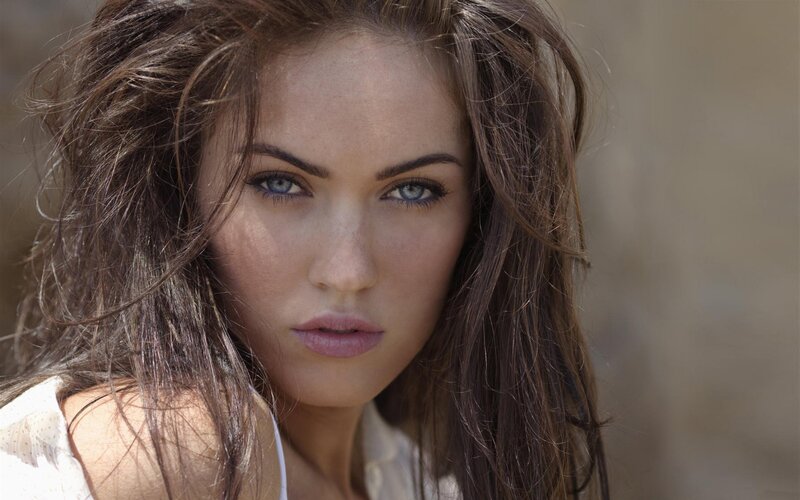 woman with blue eyes and brown hair