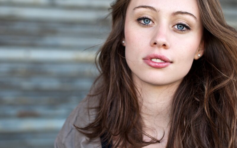 woman with blue eyes and brown hair
