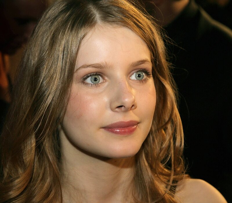 woman with blue eyes and brown hair