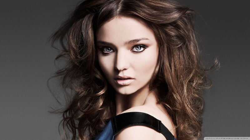 woman with blue eyes and brown hair