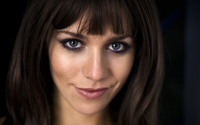woman with blue eyes and brown hair