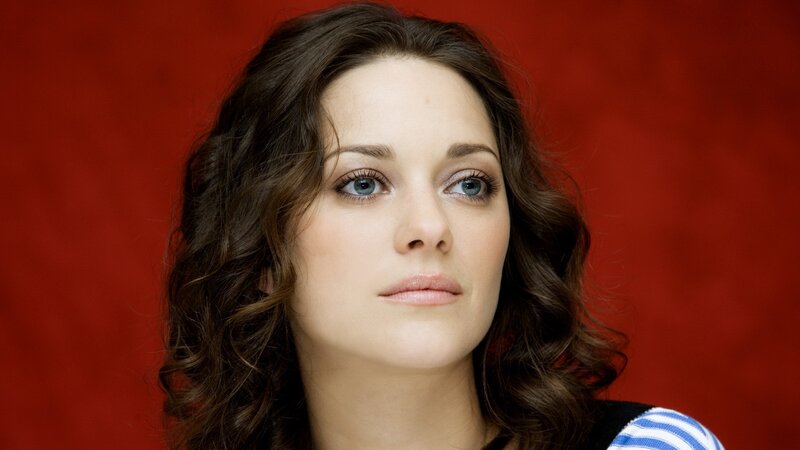 woman with blue eyes and brown hair
