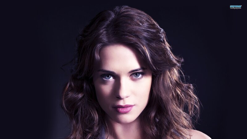 woman with blue eyes and brown hair