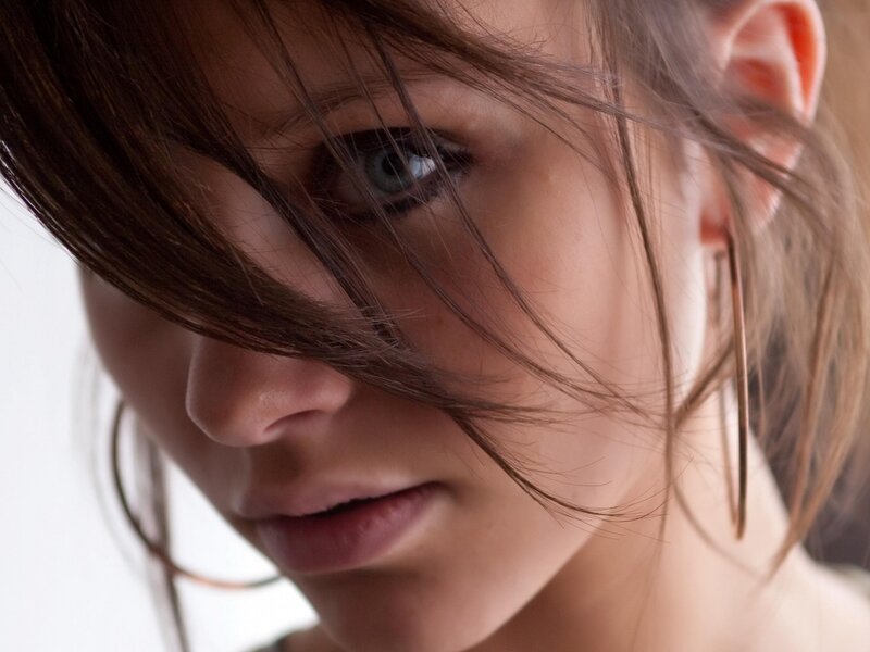 woman with blue eyes and brown hair