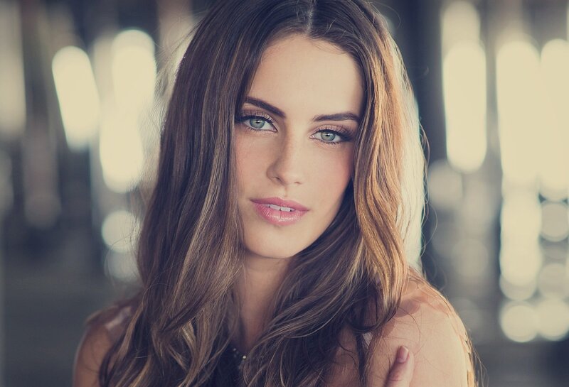 woman with blue eyes and brown hair