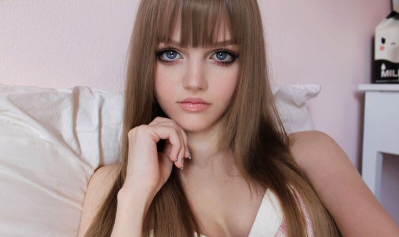 woman with blue eyes and brown hair