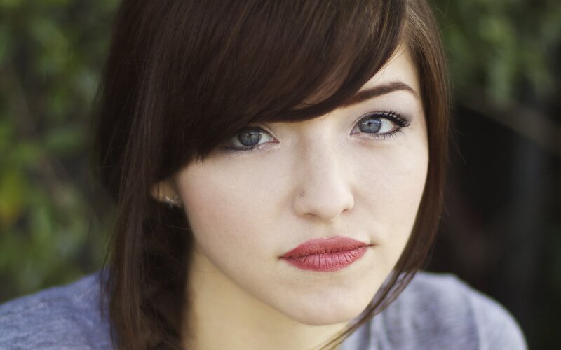 woman with blue eyes and brown hair