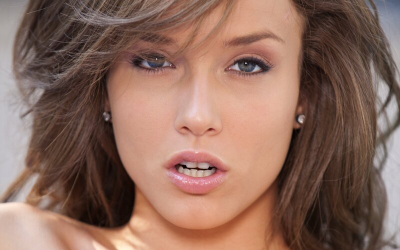 woman with blue eyes and brown hair