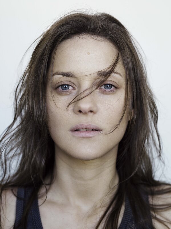 woman with blue eyes and brown hair