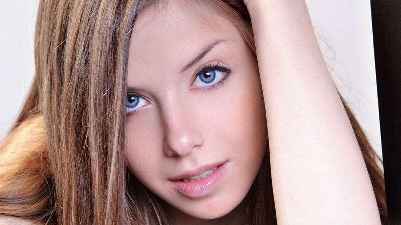 woman with blue eyes and brown hair