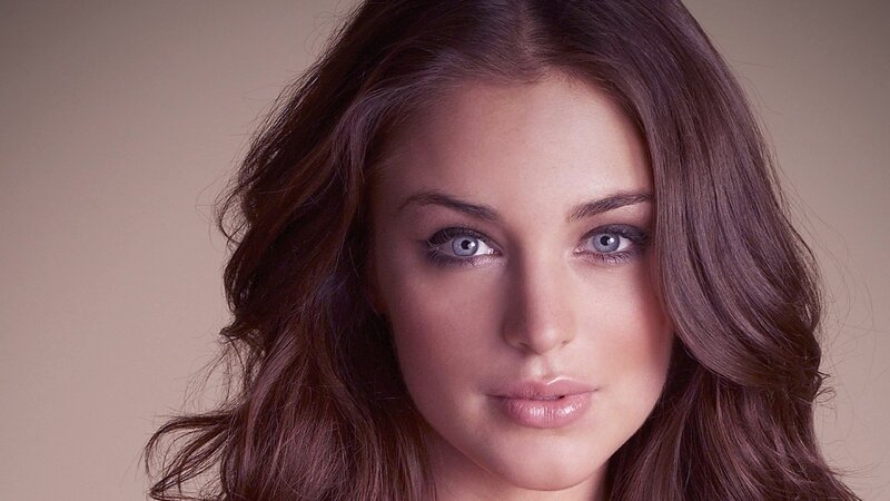 woman with blue eyes and brown hair