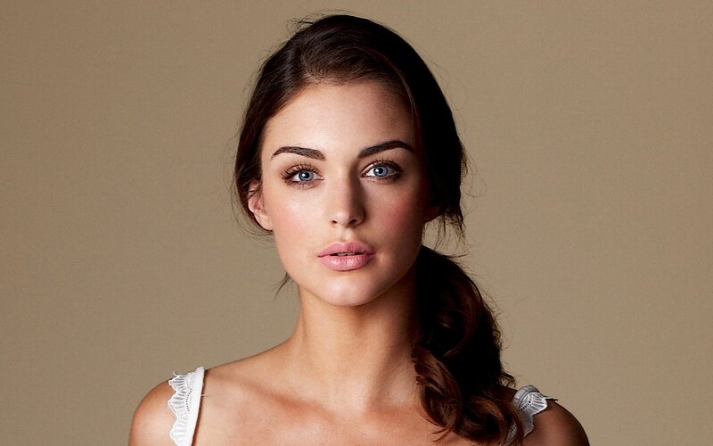 woman with blue eyes and brown hair