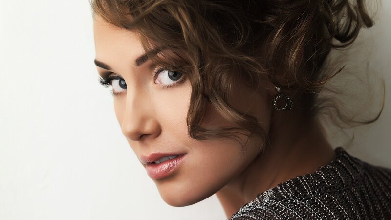 woman with blue eyes and brown hair