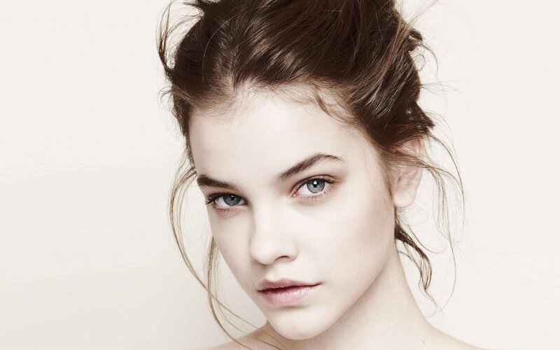 woman with blue eyes and brown hair