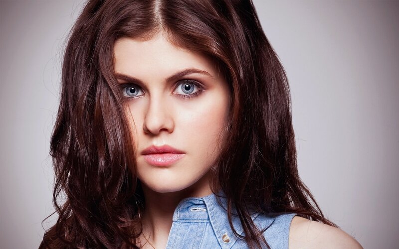 woman with blue eyes and brown hair