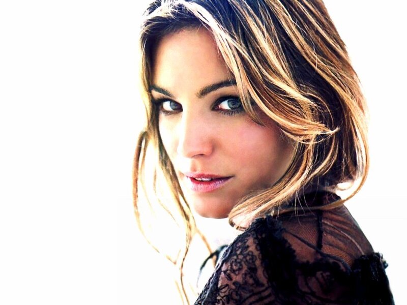 woman with blue eyes and brown hair