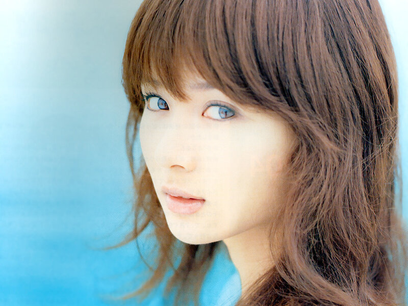 woman with blue eyes and brown hair