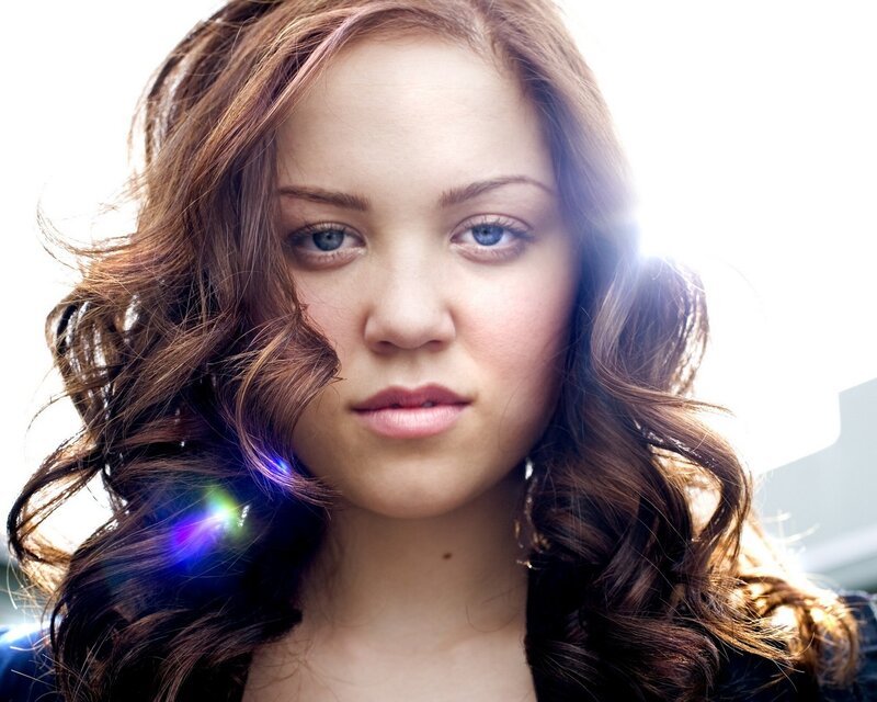 woman with blue eyes and brown hair
