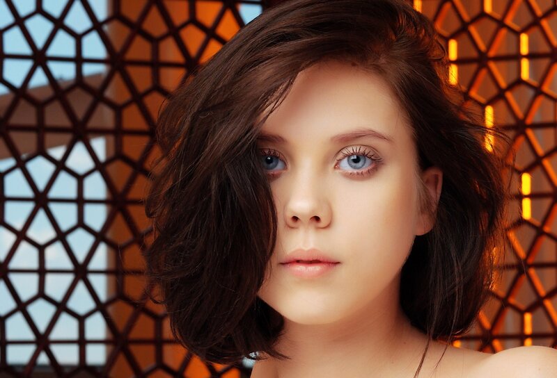 woman with blue eyes and brown hair