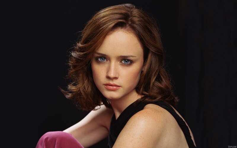 woman with blue eyes and brown hair