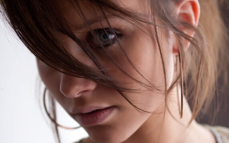woman with blue eyes and brown hair