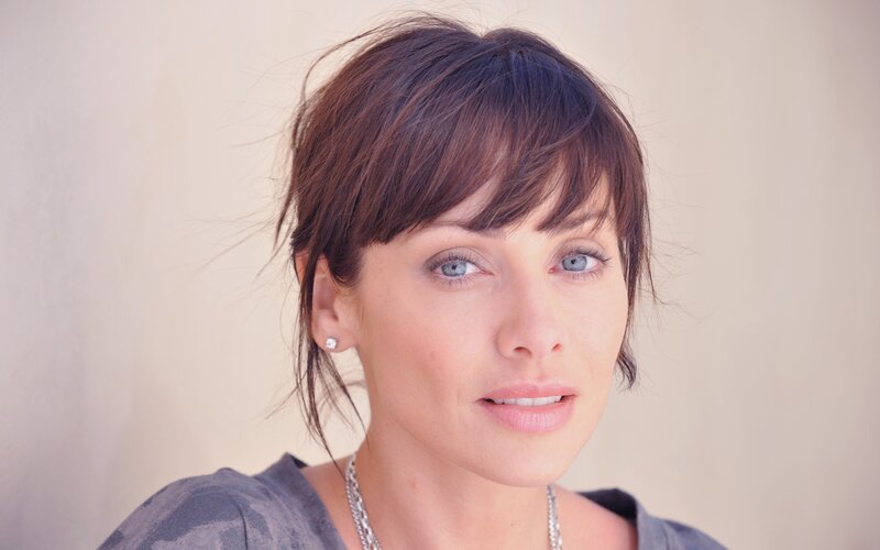 woman with blue eyes and brown hair