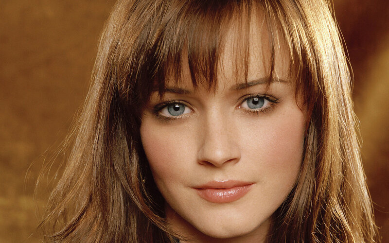 woman with blue eyes and brown hair
