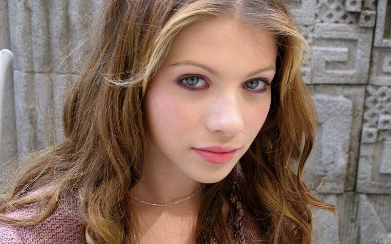 woman with blue eyes and brown hair