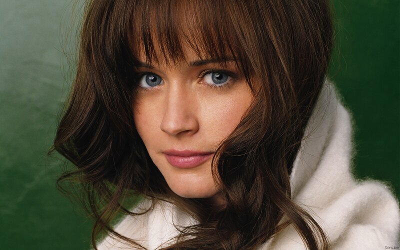 woman with blue eyes and brown hair