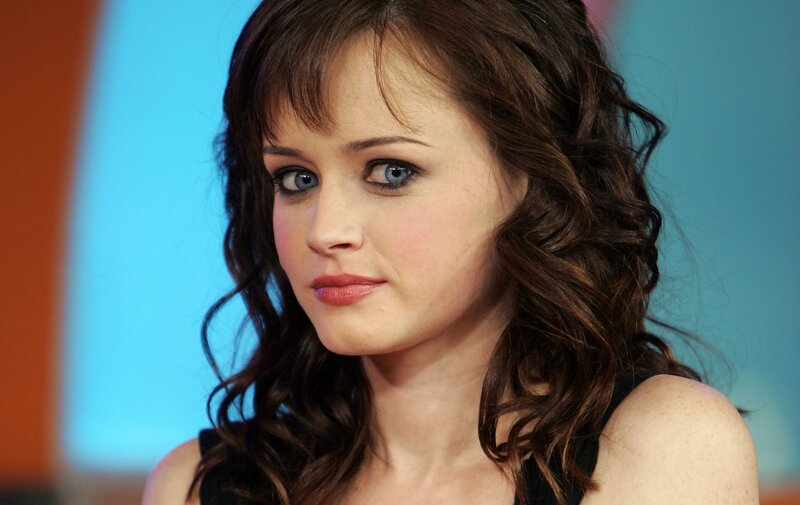 woman with blue eyes and brown hair