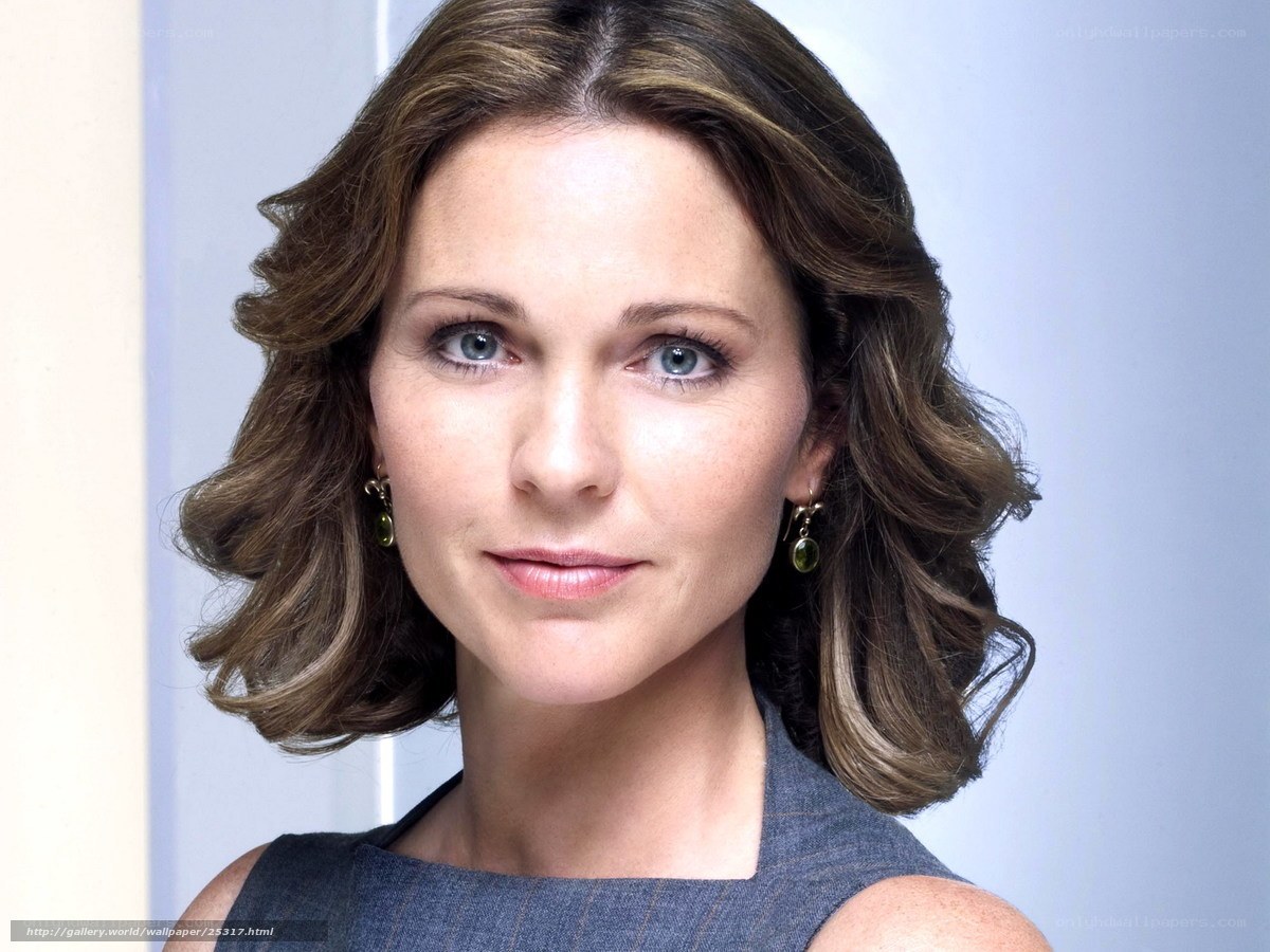 woman with blue eyes and brown hair