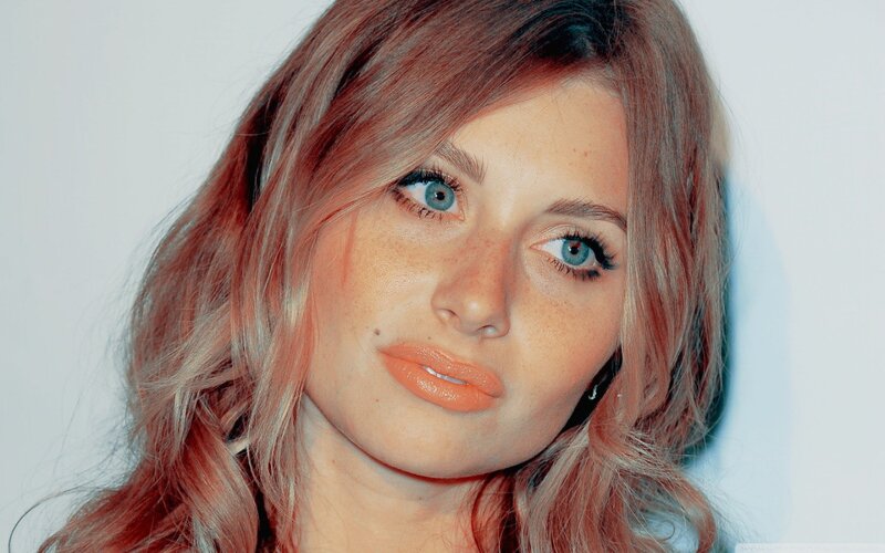 woman with blue eyes and freckles